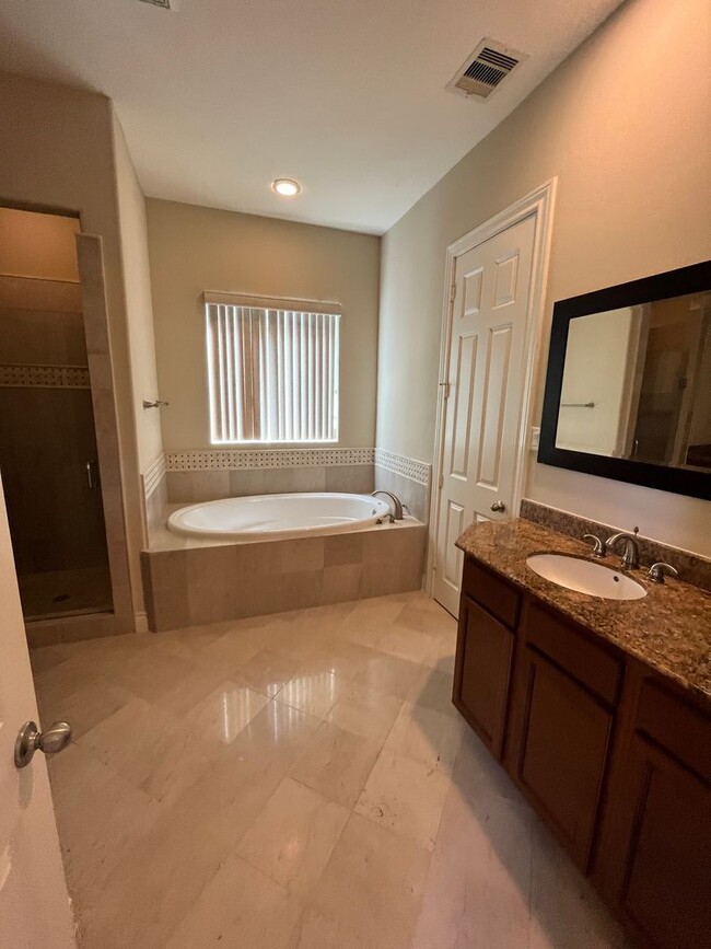 Building Photo - Wonderful 4/3.5 Townhome