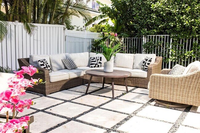 Building Photo - 222 N Tradewinds Ave