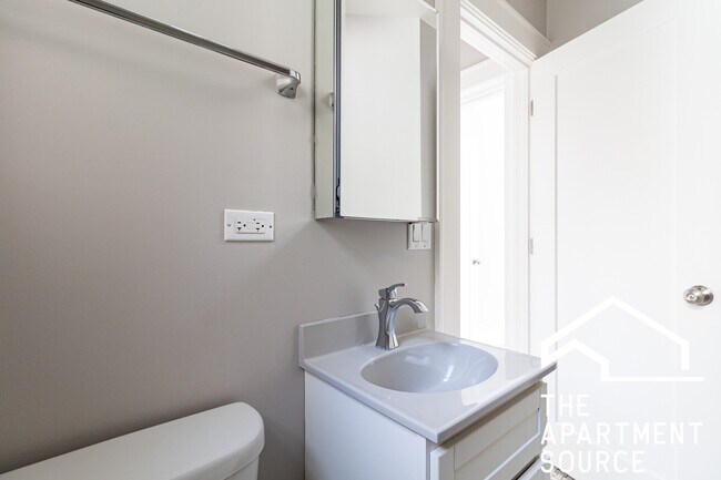 Building Photo - 817 W Lakeside Pl