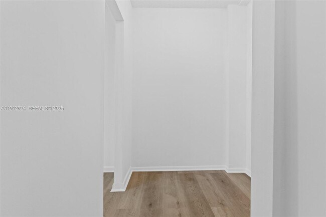 Building Photo - 6900 Bay Dr