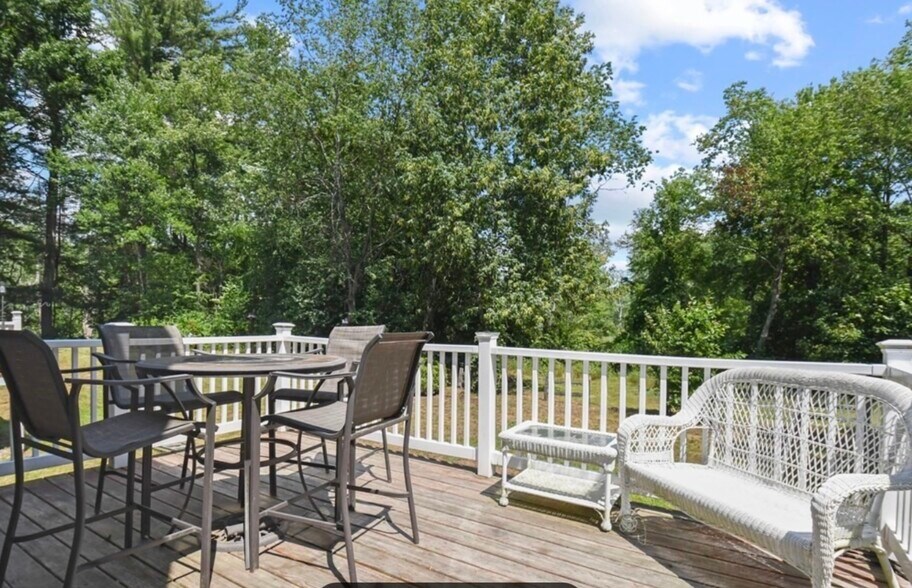 Building Photo - 27 Pine St