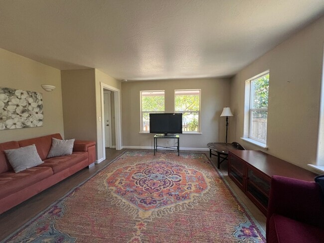 Building Photo - COMING SOON!  2 bed, 2 bath home in the heart of Ashland