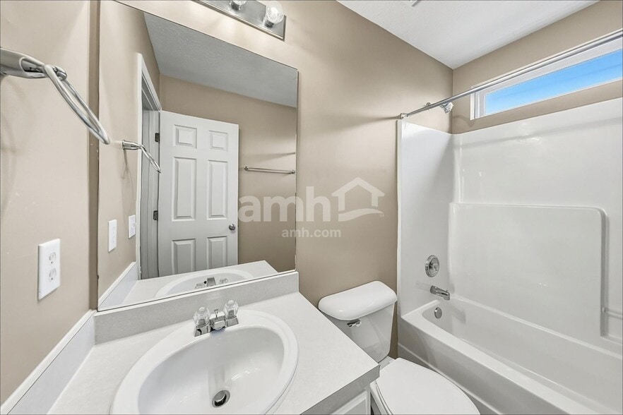 Building Photo - 4060 Longfellow Dr
