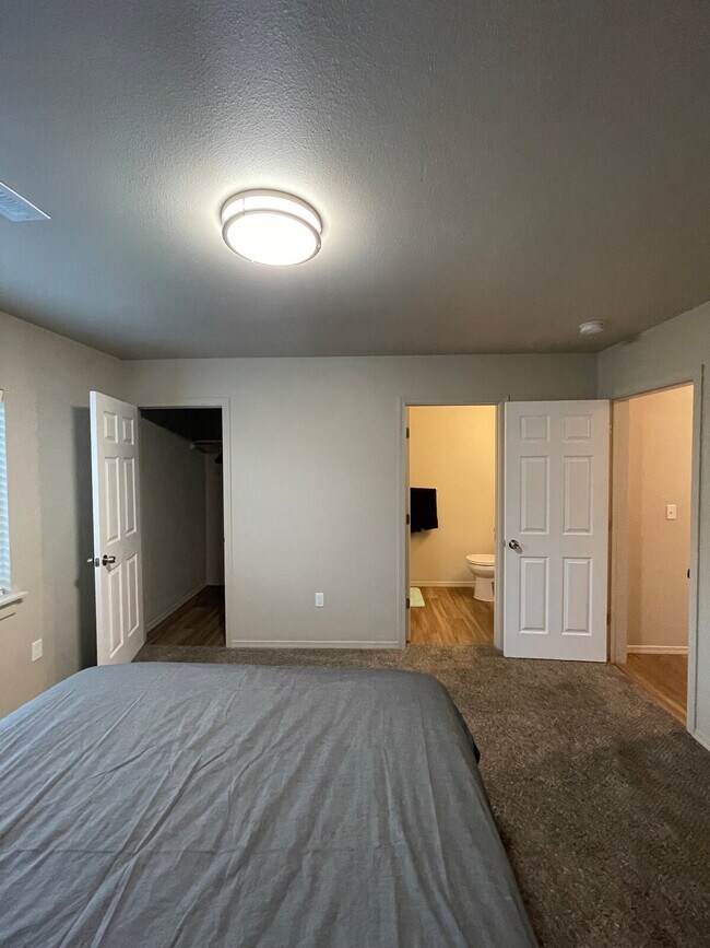 Building Photo - 601 S Kent St