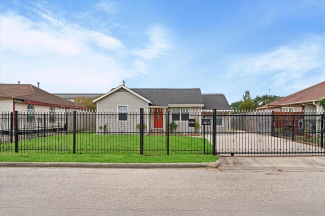 Building Photo - 2024 Jean St