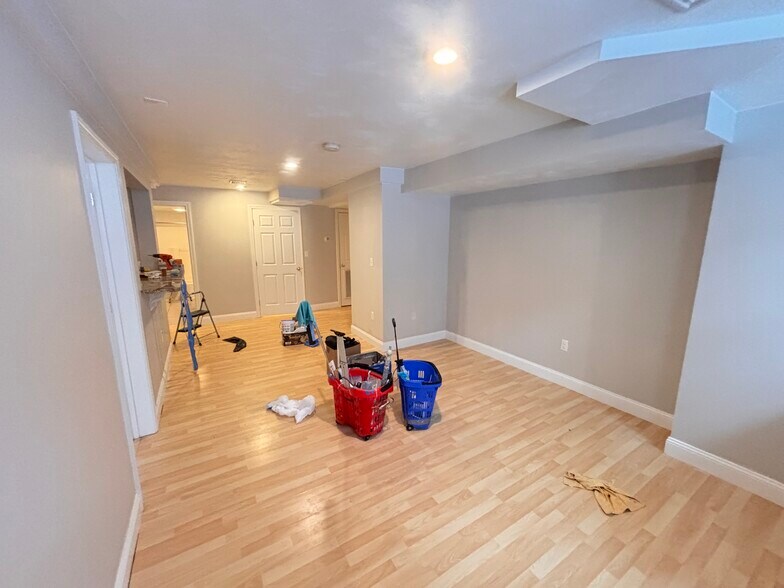 Building Photo - 10 Strathmore Rd