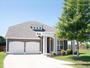 Building Photo - Charming 3 beds 3 baths in Denton!