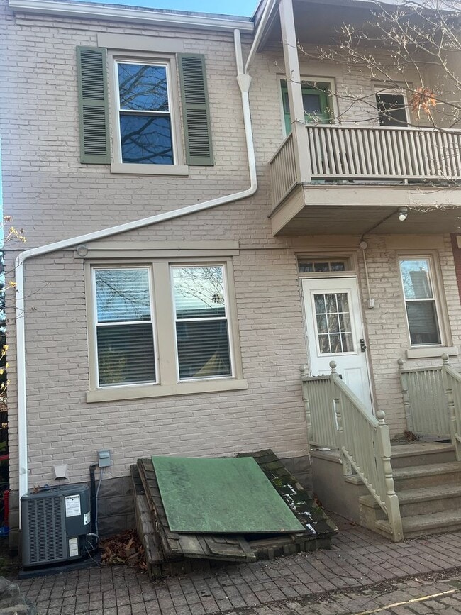 Building Photo - Charming Reynolds Ave Rental – Spacious Yard, Stylish Kitchen, Great Location