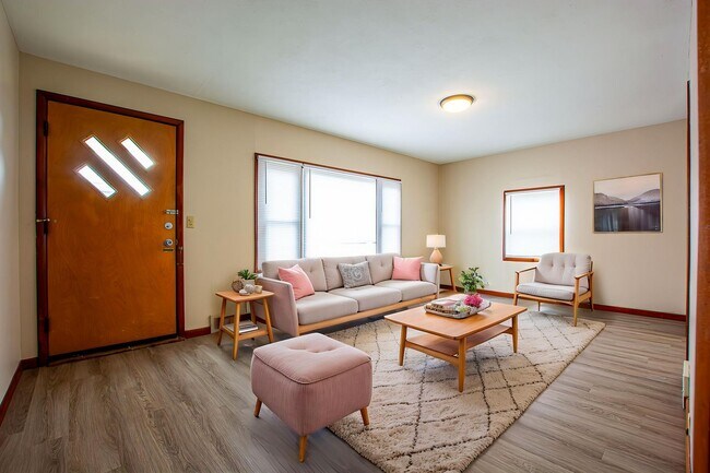 Building Photo - 2 Bedroom / 1 Bath Home in Carter Lake!