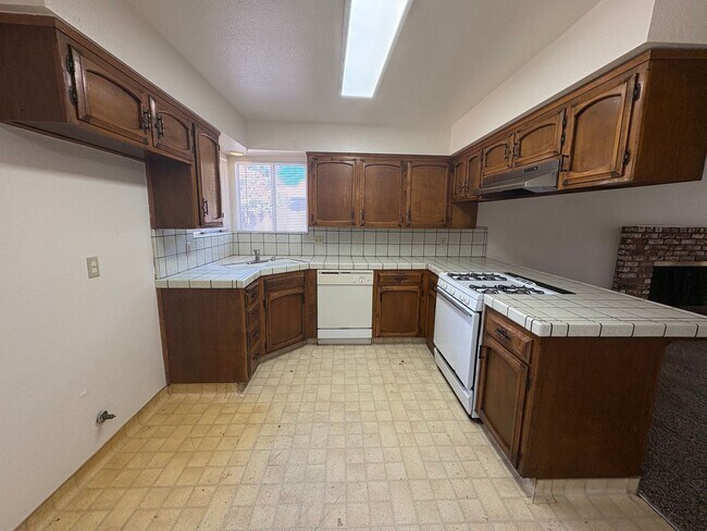 Building Photo - 947 W Seeger Ave