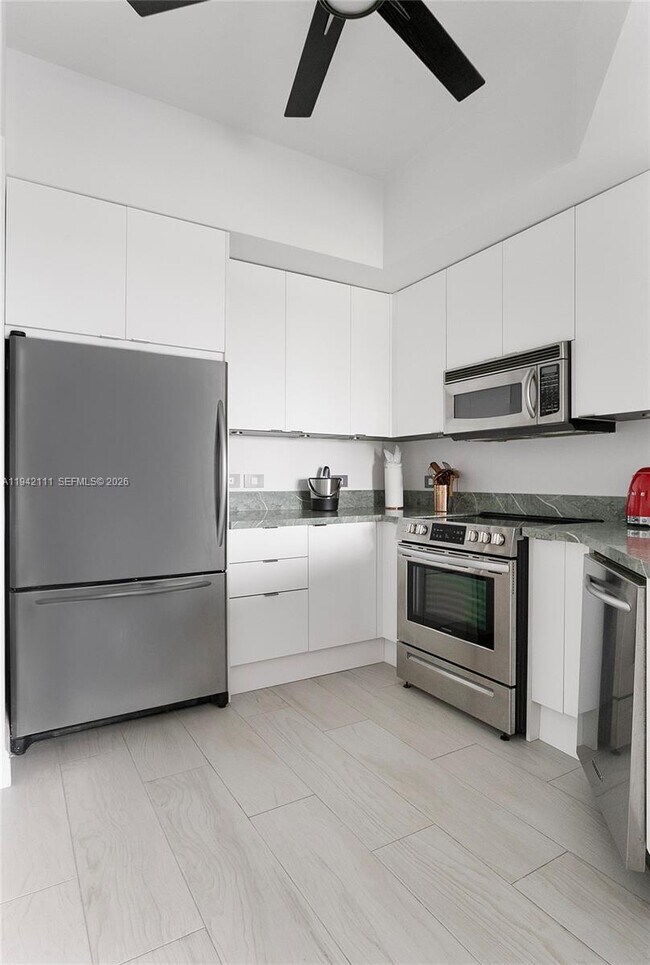 Building Photo - 19900 E Country Club Dr