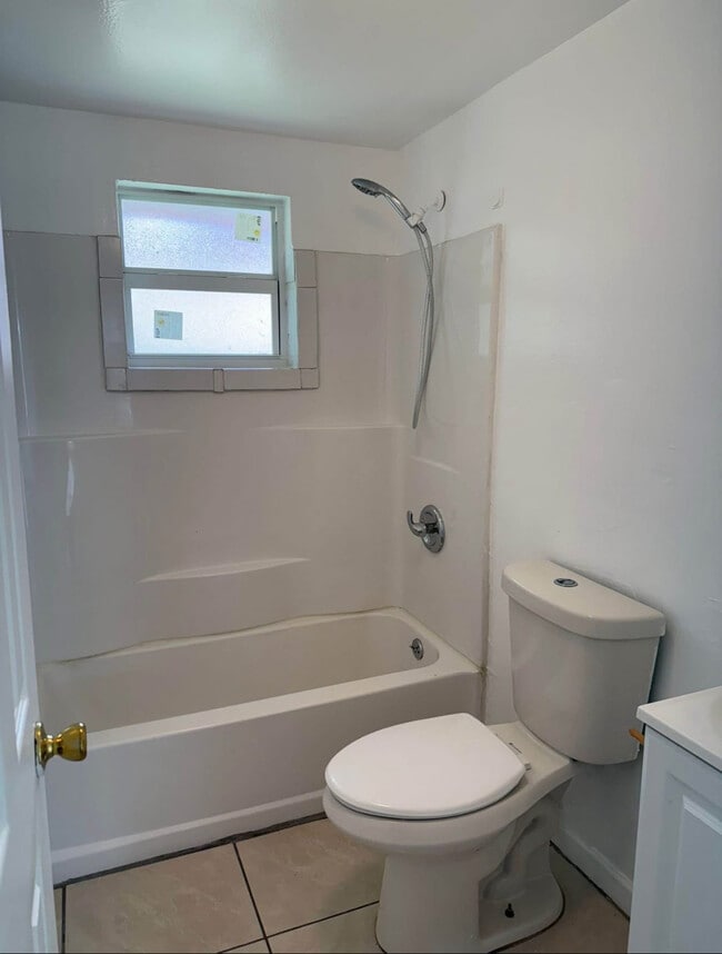 286 Lowell Ave - Bathroom - 286 Lowell Ave
