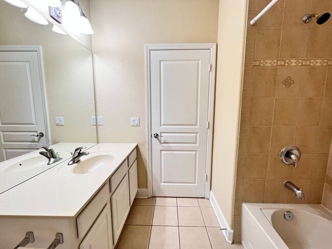 Building Photo - Great townhouse -  available now!