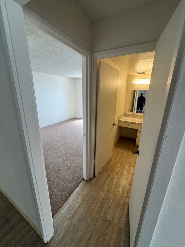 Building Photo - Large 2/2 Waikiki Condo with Parking, Lanai, A/C & W/D in unit!