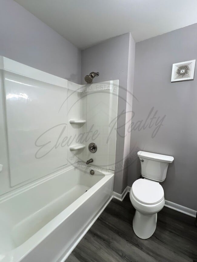 Building Photo - Bright and Airy Second-Floor Apartment with Upgrades and Pet Friendly!