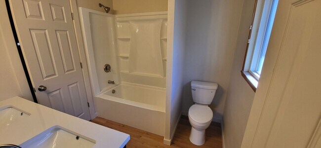 Building Photo - 2 bed 1.5 bath Downtown Bend - Large Master - Fenced Yard