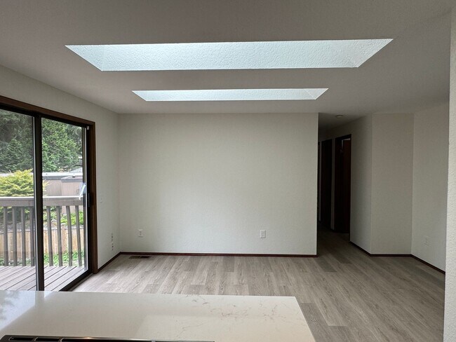 Building Photo - Quiet, N.Seattle neighborhood - duplex
