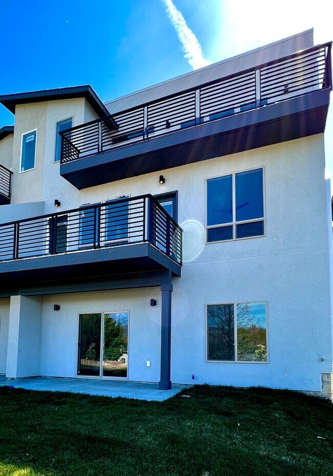 Building Photo - Close to Micron, 3 Bedroom 3 bath w/ a Million Dollar View!