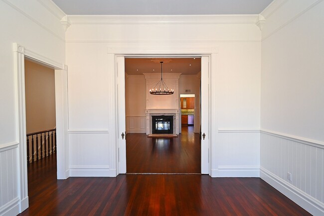 Building Photo - January Special!  Elegant 4 br/2 ba Victor...