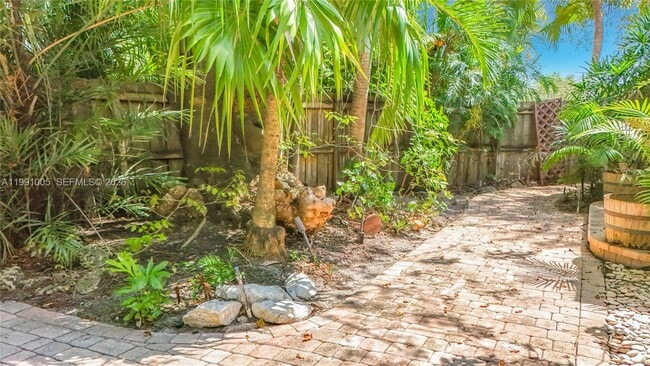 Building Photo - 1419 NE 4th Ct