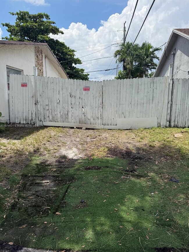 Building Photo - 1710 SW 97th Terrace
