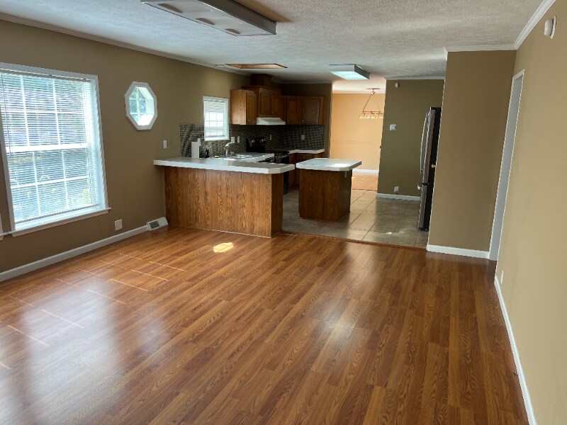 Building Photo - 420 Decker St