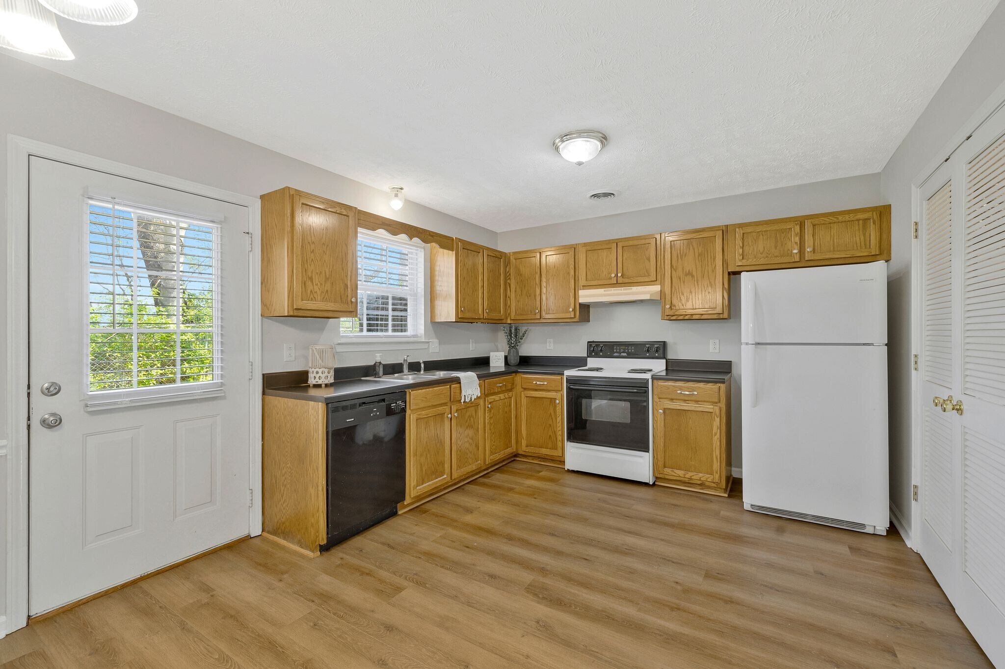 Building Photo - 1513 Center Pointe Dr