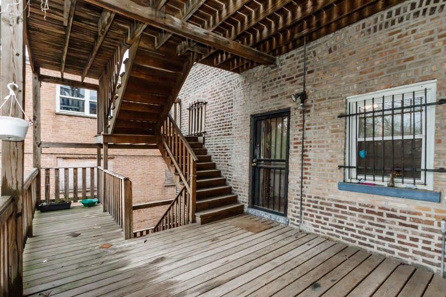 Deck - 1365 N Leavitt St