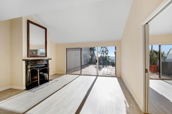 Building Photo - La Canada Townhouse In the Golf Course Community with great views