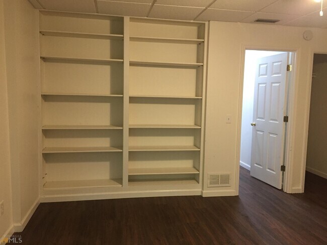 Building Photo - 653 Covecrest Dr