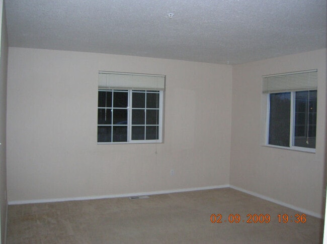 Building Photo - WOODLAND 3 BEDROOM, 3 BATH BEAUTY!