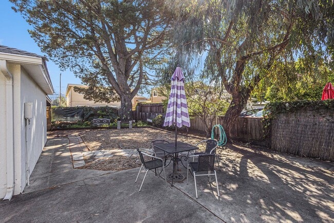 Building Photo - 1542 Bay St. - 2 bedroom | 1 bath | Large backyard