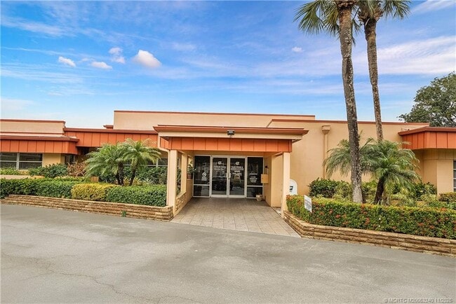 Building Photo - 9 Lake Vista Trail