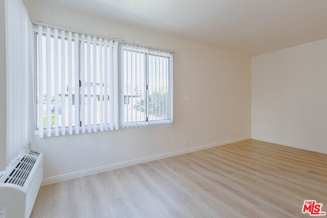 Building Photo - 758 N Hudson Ave