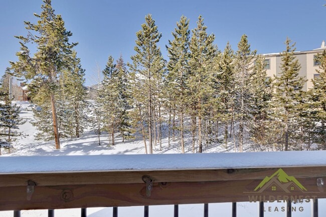 Building Photo - Gorgeous Remodeled Treehouse 2 Bed with Mo...