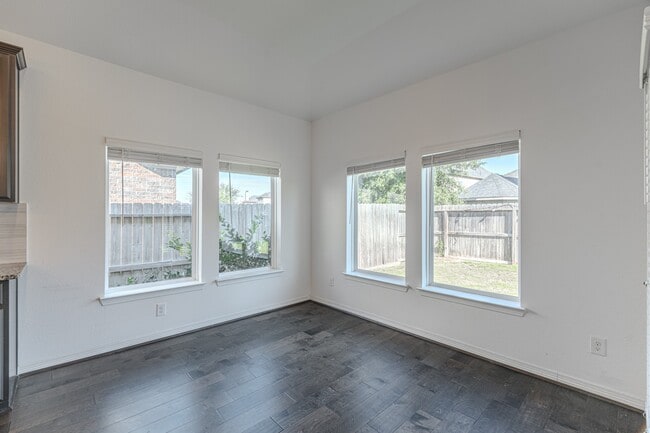 Building Photo - 3439 Cres Vista Dr