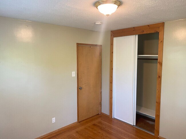 Building Photo - Stunning Three Bedroom House W/ Two Car Garage & Backyard!!