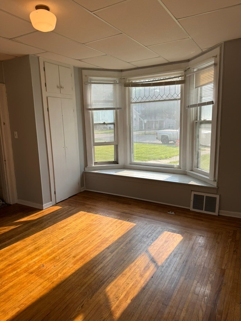 Front Bedroom - 405 S Chestnut St