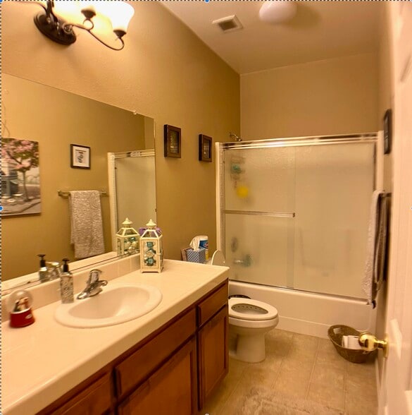 Building Photo - 1121 Oak Ave