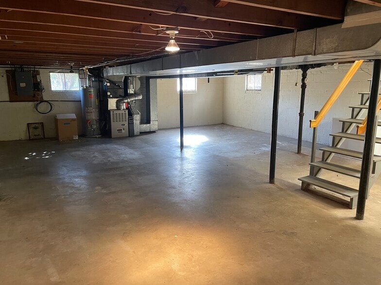 Ample storage and garage space - 3322 Wraywood Pl