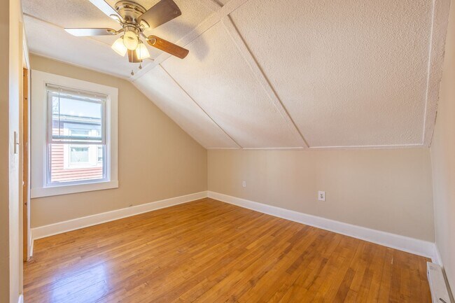 Building Photo - Available Now! Spacious 3-Bedroom Duplex in Griswold