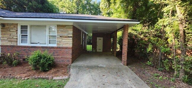 Building Photo - 3 bedroom home near base