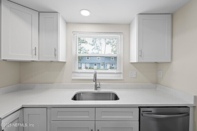 Building Photo - 11359 Bedford Oaks Dr
