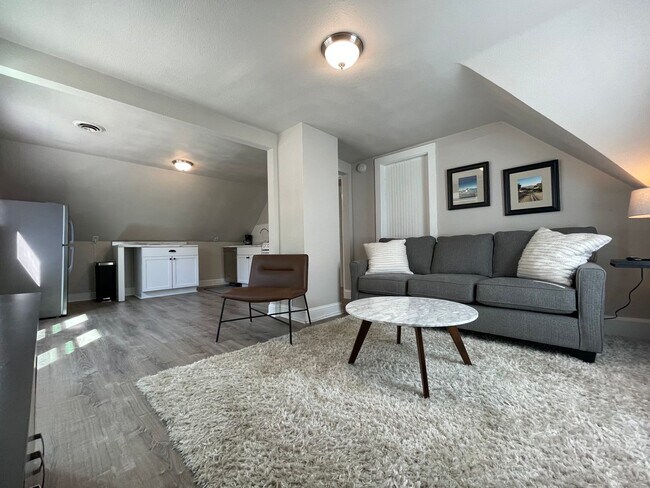 Building Photo - 938 E Dayton St