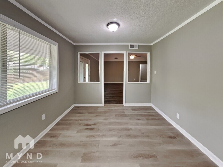 Building Photo - 4014 Hitchcock Dr