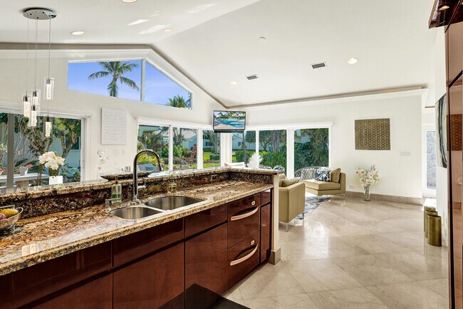 Building Photo - 1212 Hillsboro Mile