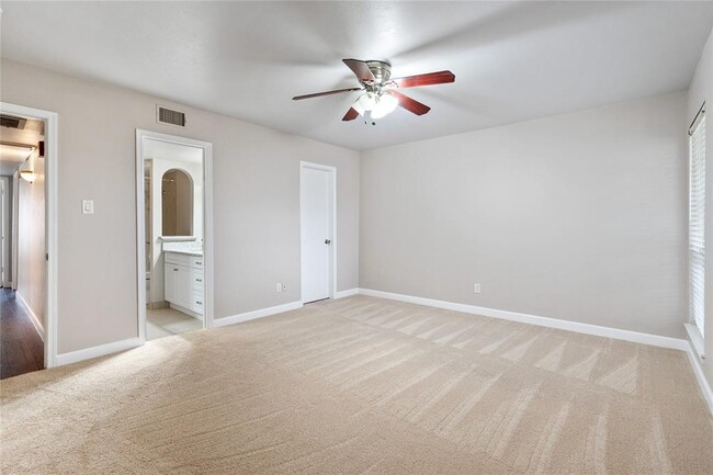 Building Photo - 4010 Ridglea Country Club Dr