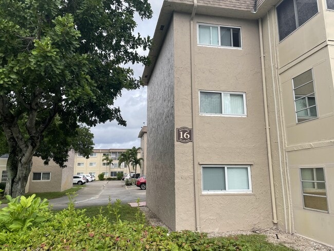 Building Photo - 705 Lori Dr