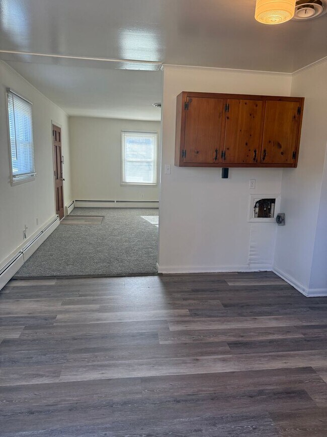 Building Photo - Adorable Duplex with New Flooring! - Lawncare Included!