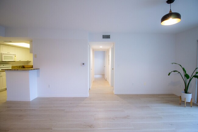 Building Photo - 1200 Crestwood Ct S